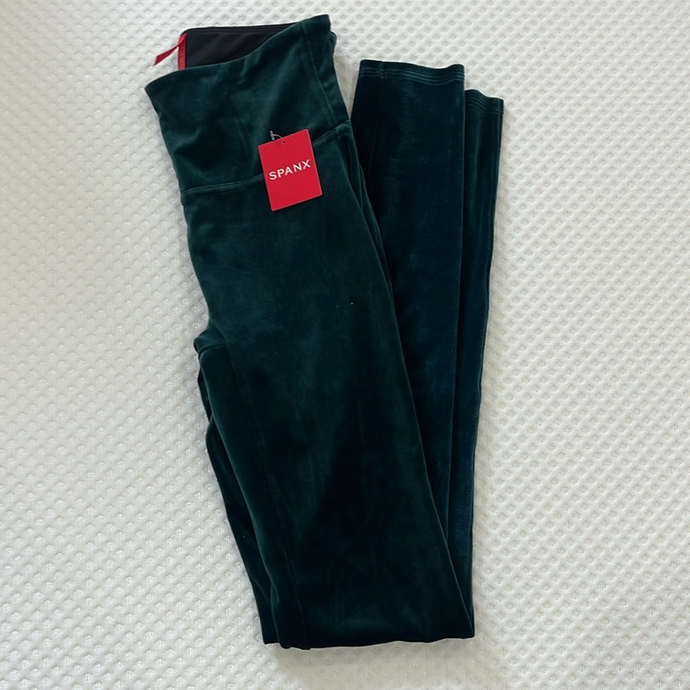 Women green velvet spanks size small with tags on